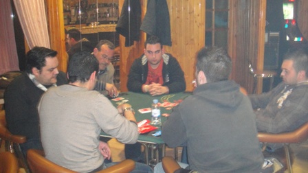 20110303031952-mesa-a.-quedan-5-jugadores.jpg