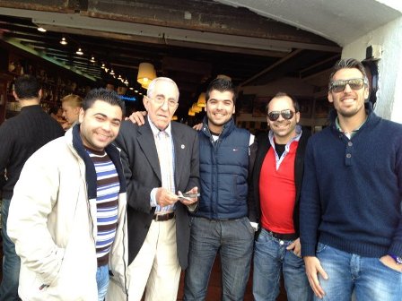20120227182407-sabado.comiendo-en-las-ramblas.jpg